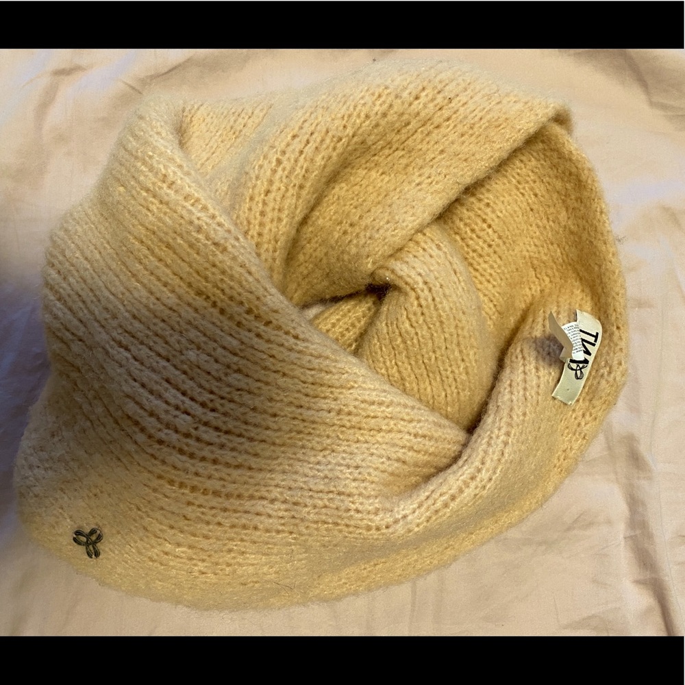 TNA Aritzia - Infinity Scarf